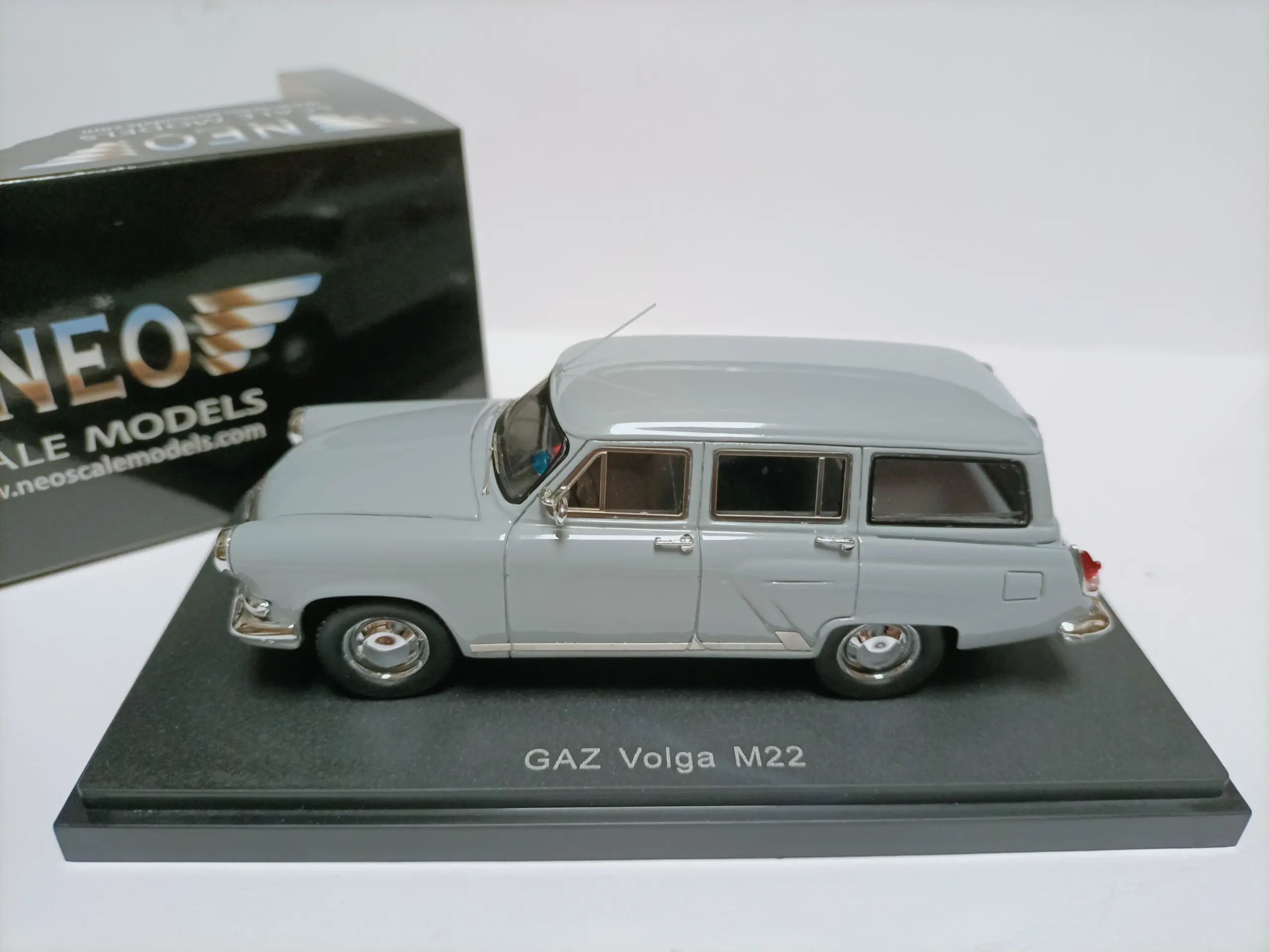 Soviet Gaz M22 Volga Wagon 1:43 Diecast Model 2 Soviet Gaz M22 Volga Wagon 1:43 Diecast Model - Image 2