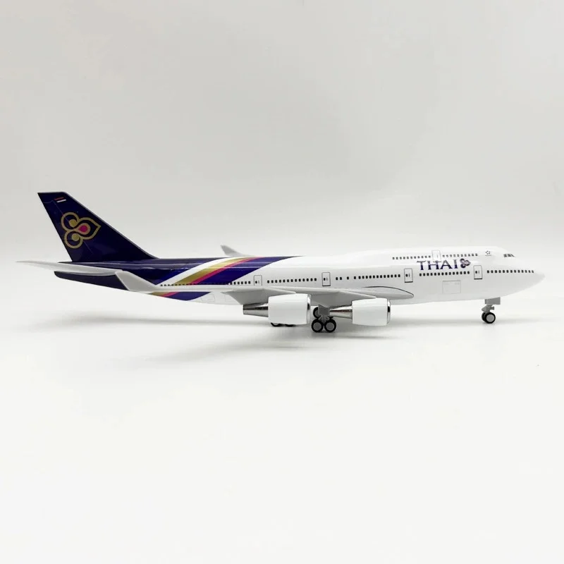 Thai Airways 747 Collector's Model - 30cm Resin & Diecast 4 Thai Airways 747 Collector's Model - 30cm Resin & Diecast - Image 4