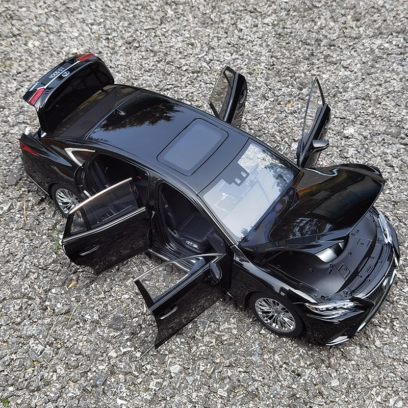 Lexus LS500h 1:18 Scale Model Car 5 Lexus LS500h 1:18 Scale Model Car - Image 5