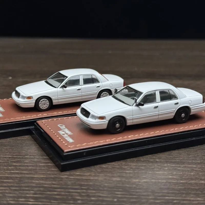 Ford Crown Victoria P71 1/64 Scale Diecast Model 4 Ford Crown Victoria P71 1/64 Scale Diecast Model - Image 4