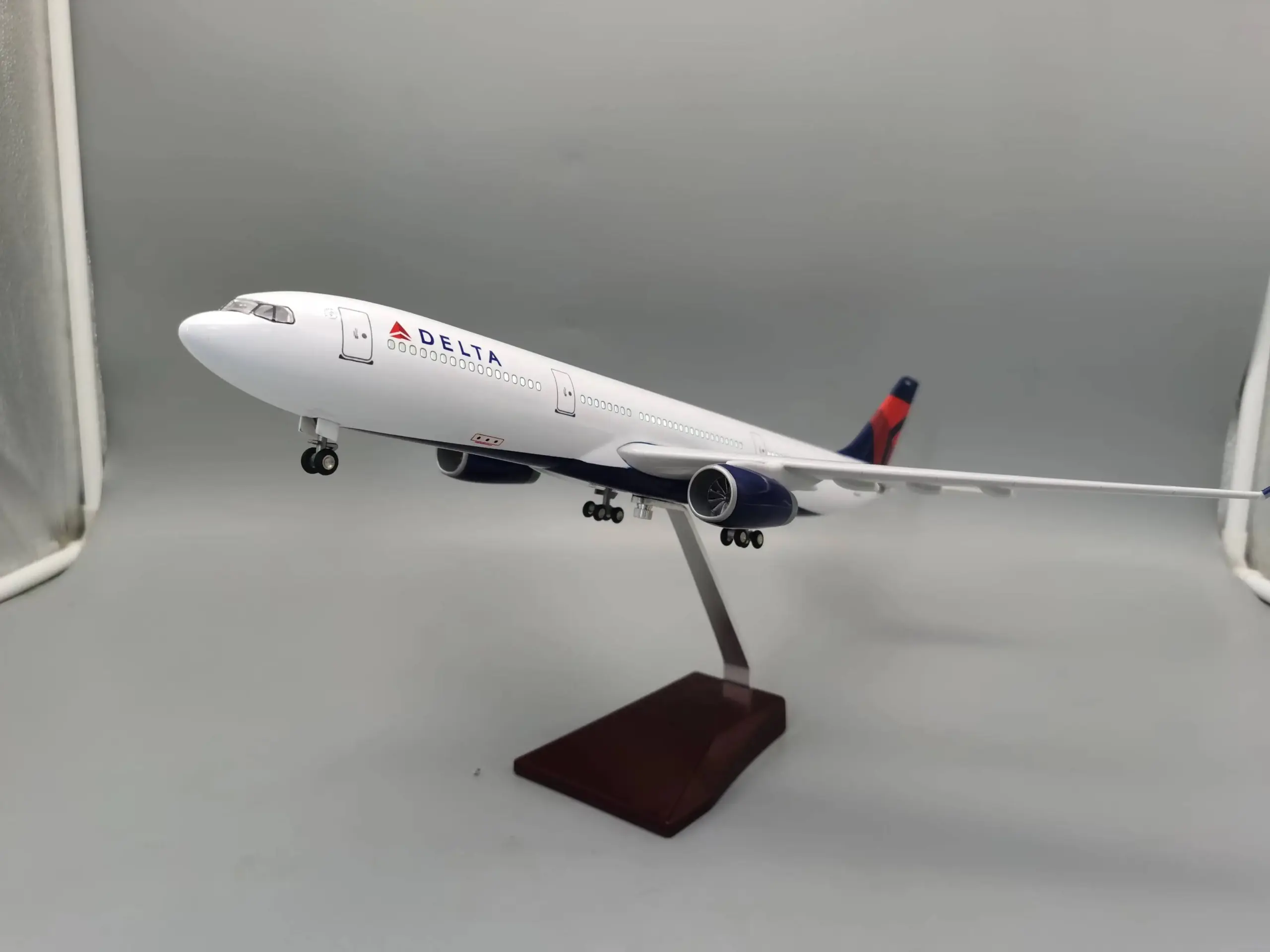 Airbus A330 1:135 Scale Collector Model 6 Airbus A330 1:135 Scale Collector Model - Image 6