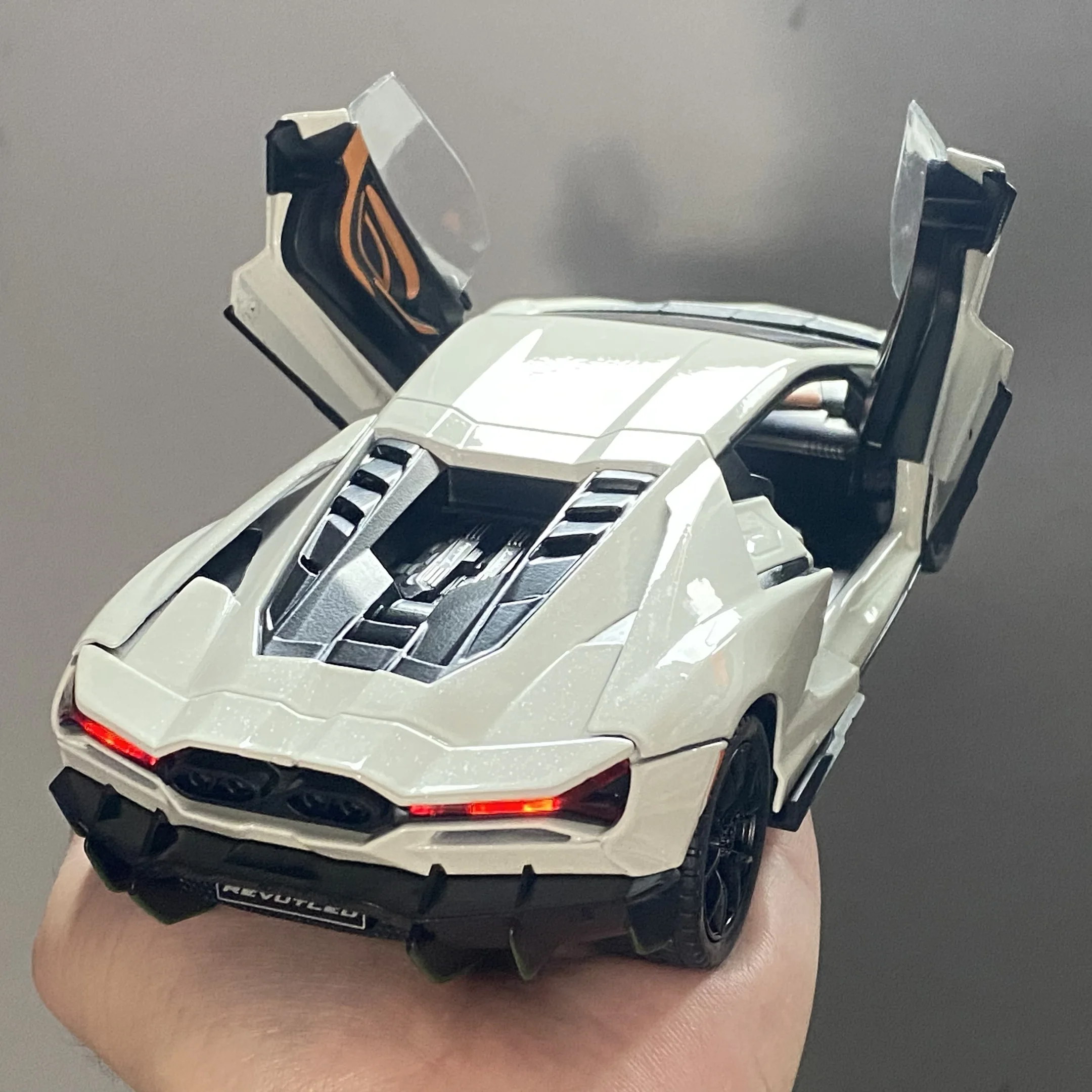 Revuelto 1:24 Scale Diecast Model Car 4 Revuelto 1:24 Scale Diecast Model Car - Image 4