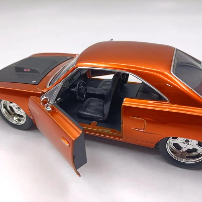 Vibrant 1:24 Diecast Plymouth Road Runner Model 4 Vibrant 1:24 Diecast Plymouth Road Runner Model - Image 4