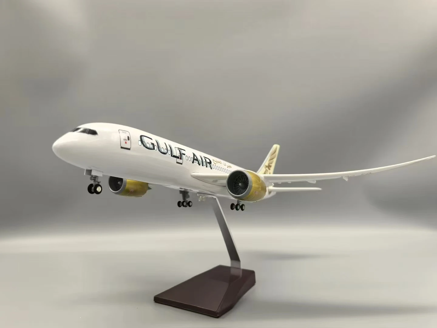 Gulf Air Boeing 787 Scale Model 1/130 6 Gulf Air Boeing 787 Scale Model 1/130 - Image 6