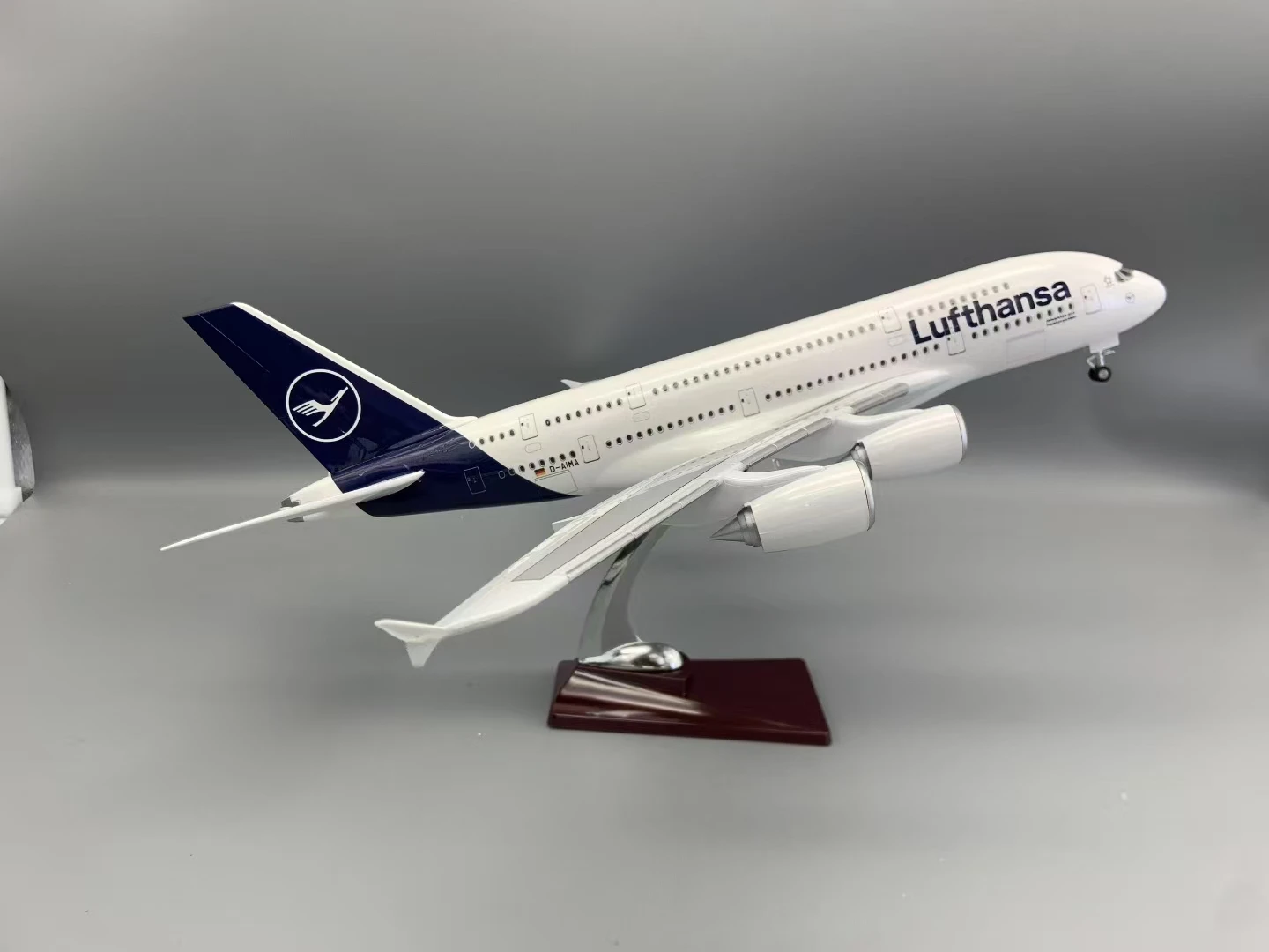 Lufthansa Airbus A380 Model 47cm with LED Lights 4 Lufthansa Airbus A380 Model 47cm with LED Lights - Image 4