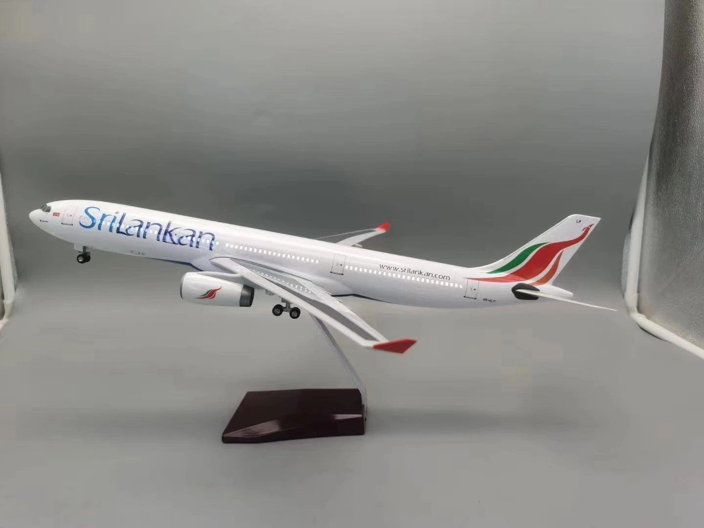 SriLankan Airlines A330 Scale Model — 47cm Display Piece 3 SriLankan Airlines A330 Scale Model — 47cm Display Piece - Image 3