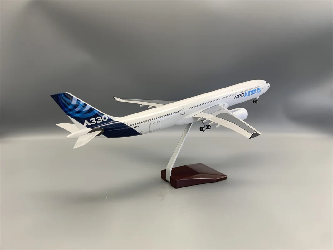 Airbus A330 1/135 Scale Model by Airways 3 Airbus A330 1/135 Scale Model by Airways - Image 3