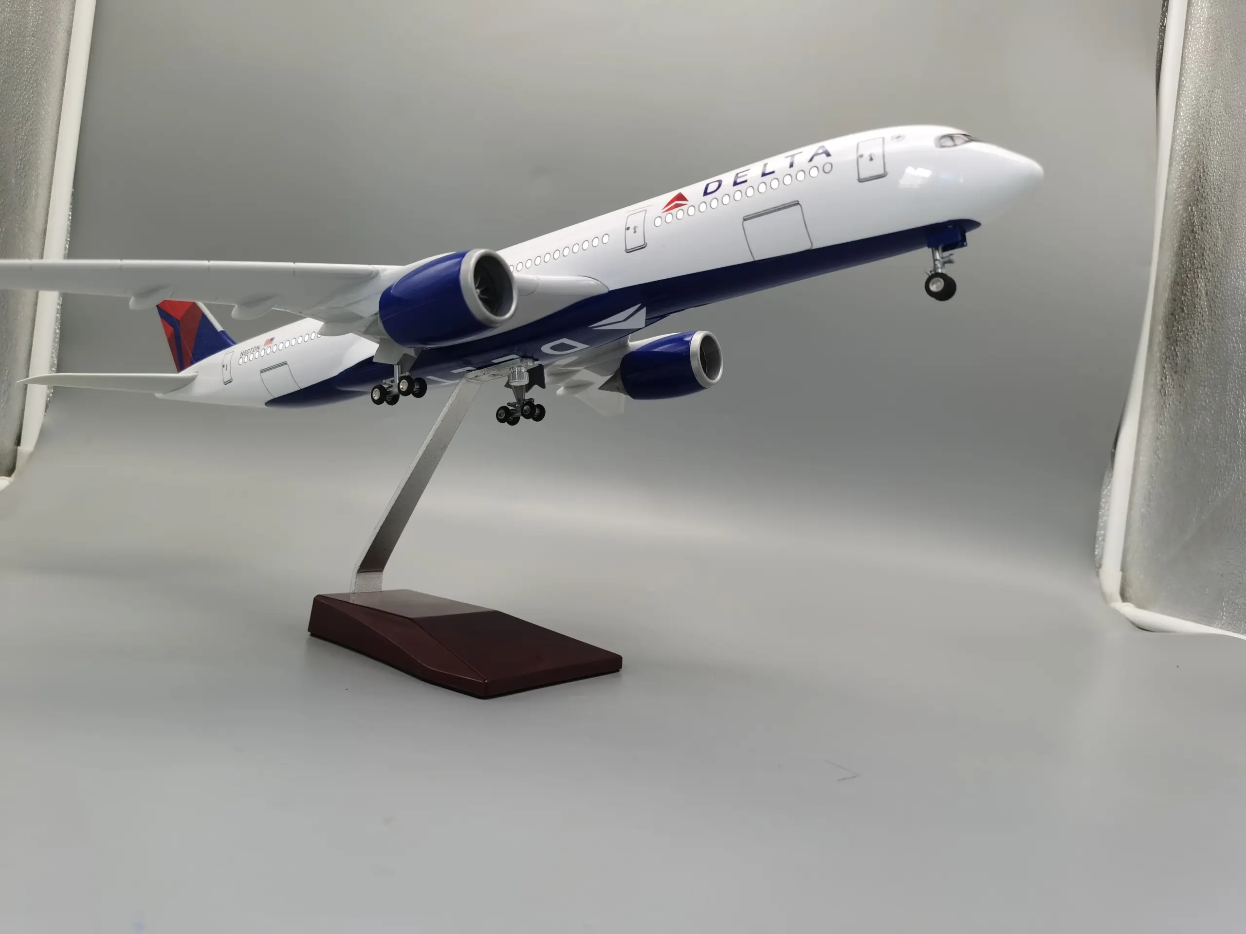 Delta Airlines Airbus A350 Diecast Model 47cm 1:142 4 Delta Airlines Airbus A350 Diecast Model 47cm 1:142 - Image 4