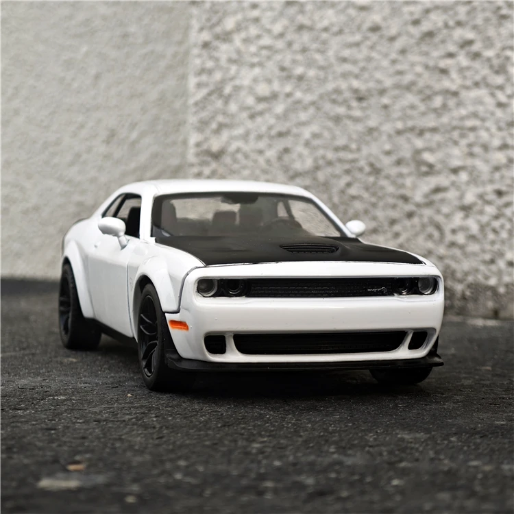 1:24 Dodge Challenger SRT Diecast Model 10 1:24 Dodge Challenger SRT Diecast Model - Image 10
