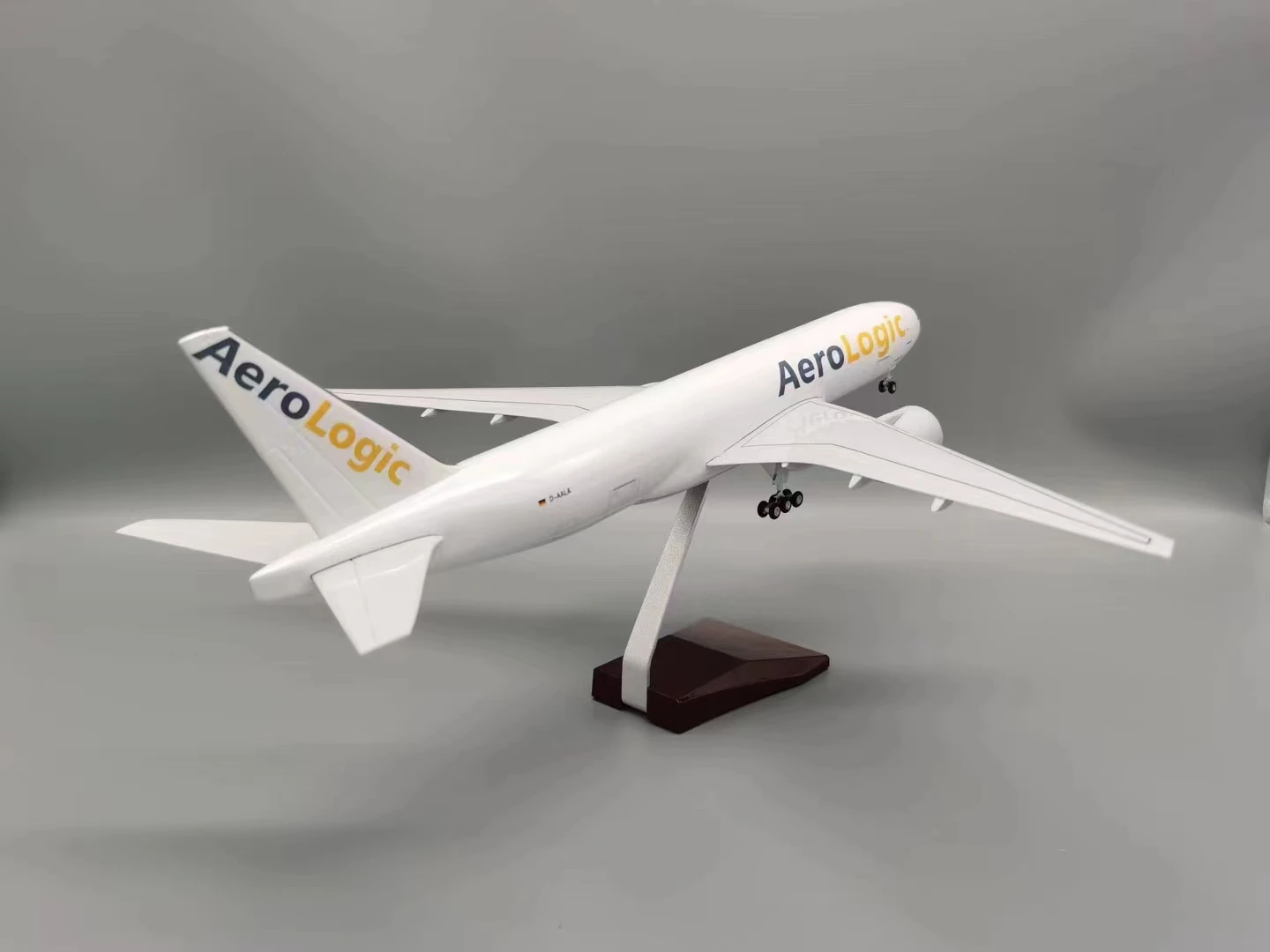 Aerologic Boeing B777-200 Model Illusion 1/142 Scale 3 Aerologic Boeing B777-200 Model Illusion 1/142 Scale - Image 3