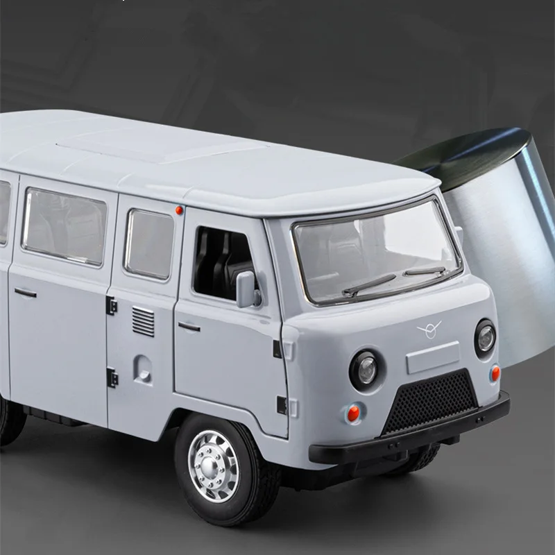 1/18 Scale UAZ Traveler Diecast Model 2 1/18 Scale UAZ Traveler Diecast Model - Image 2