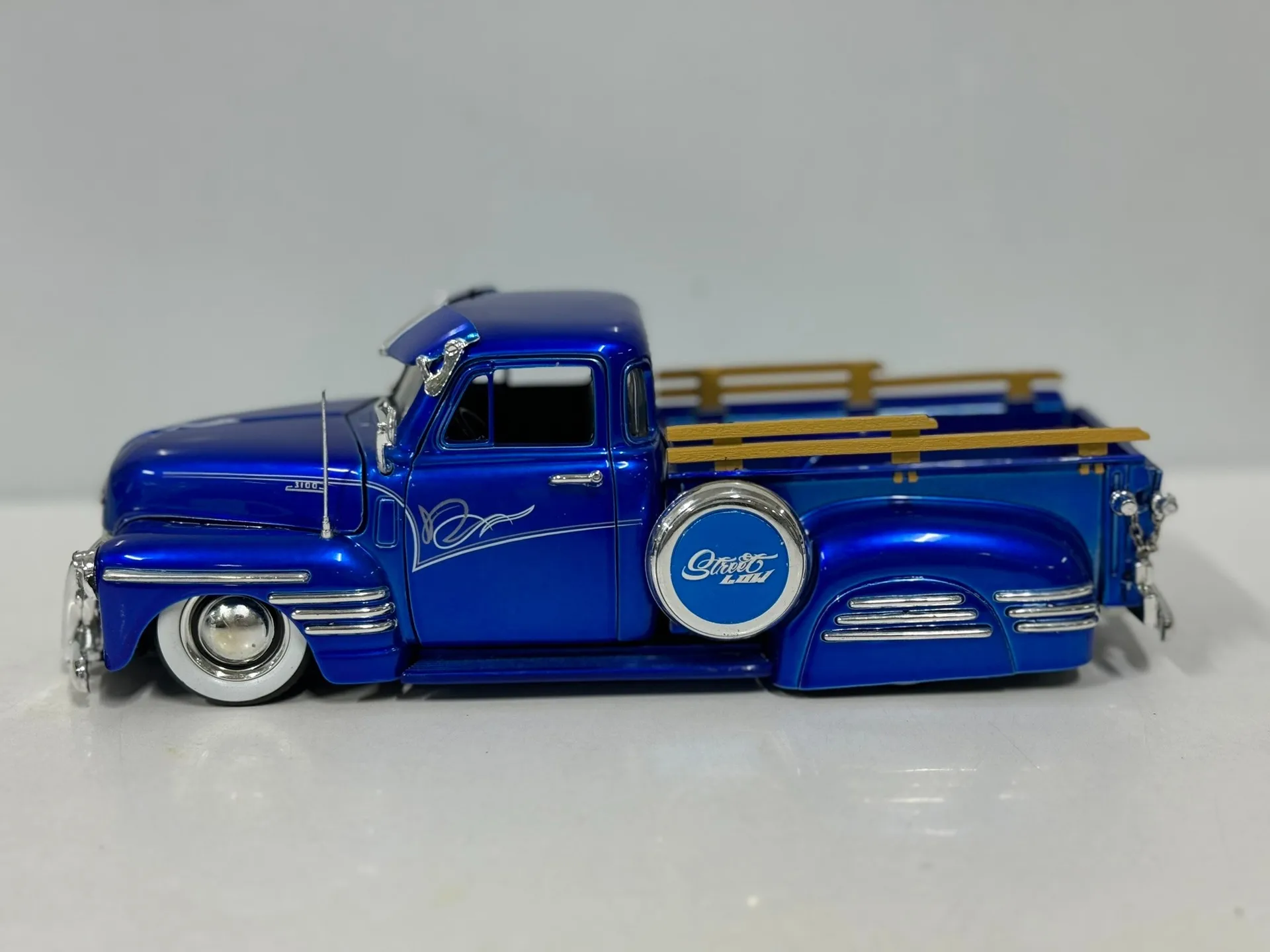 Vintage Blue Diecast Chevrolet Pickup Model 1:24 Scale 5 Vintage Blue Diecast Chevrolet Pickup Model 1:24 Scale - Image 5