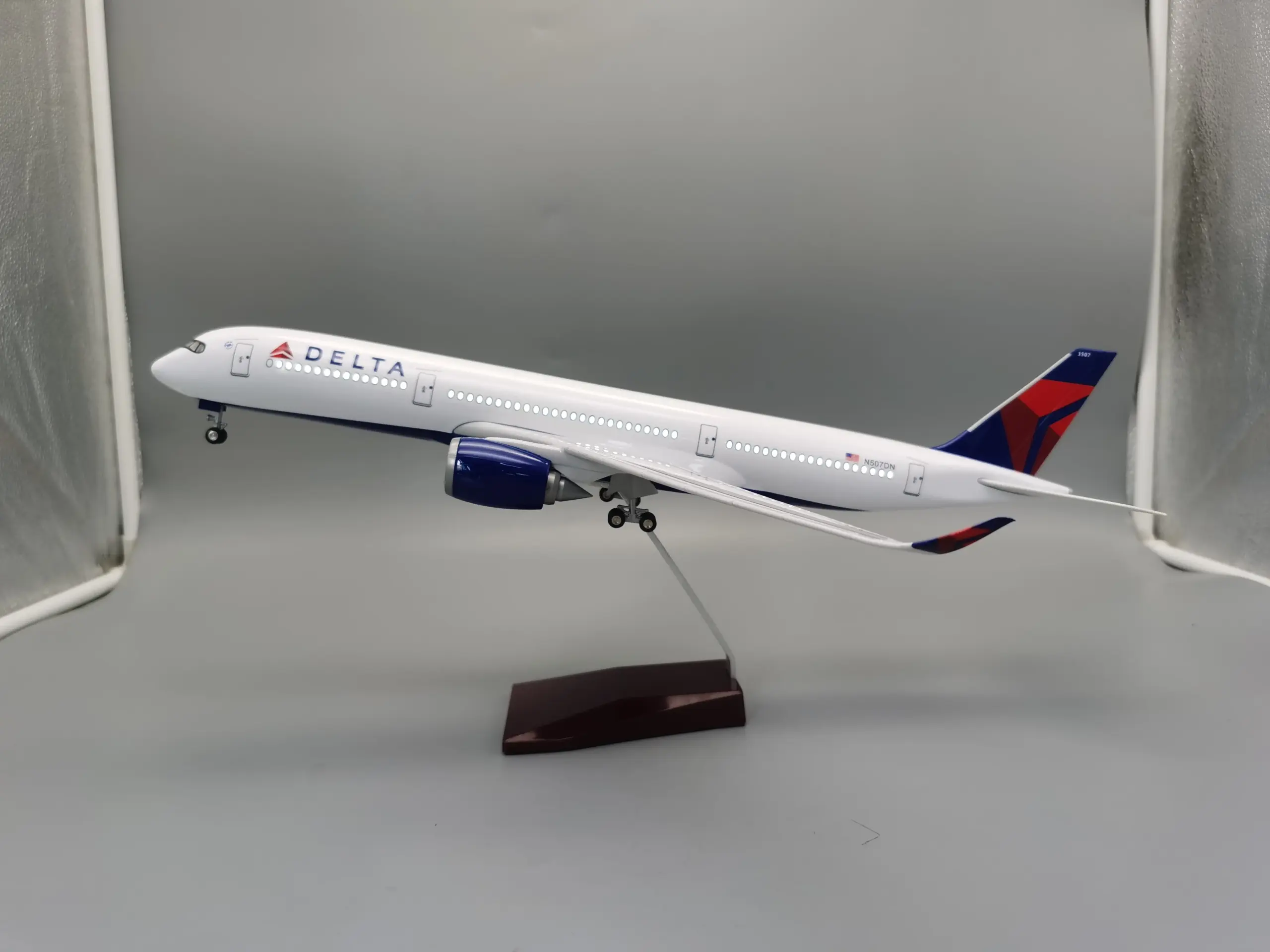 Delta Airbus A350 Model 1/142 Scale with LED Lights 3 Delta Airbus A350 Model 1/142 Scale with LED Lights - Image 3