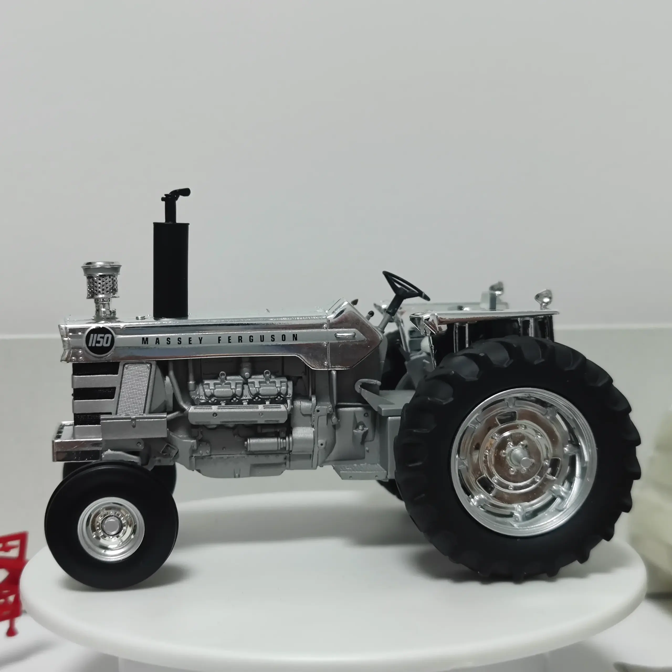 1:32 Scale Classic Agricultural Tractor Collectible 7 1:32 Scale Classic Agricultural Tractor Collectible - Image 7