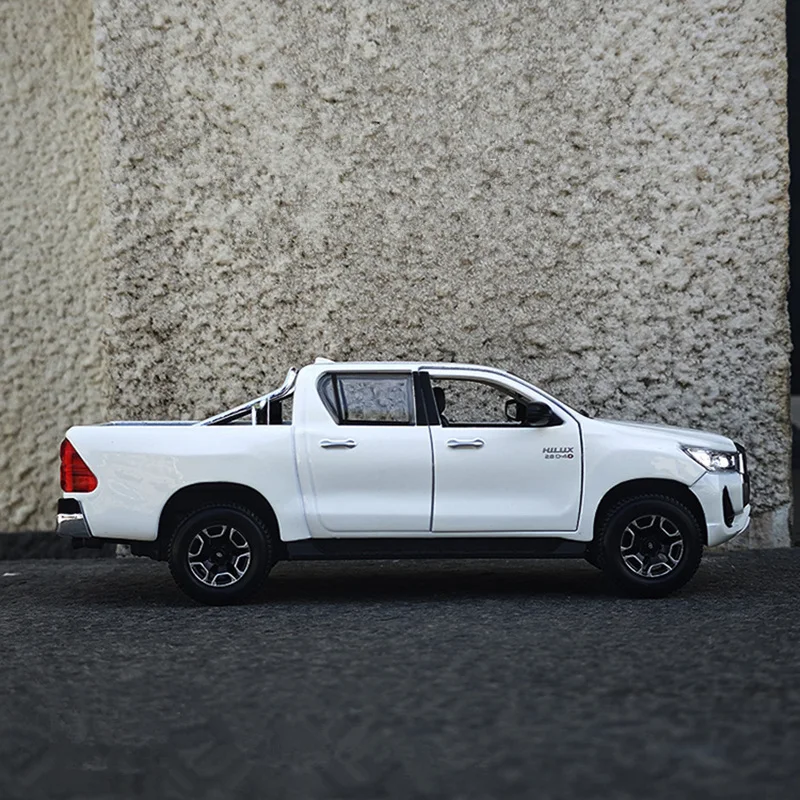1:27 Scale Toyota Hilux Diecast Model 3 1:27 Scale Toyota Hilux Diecast Model - Image 3