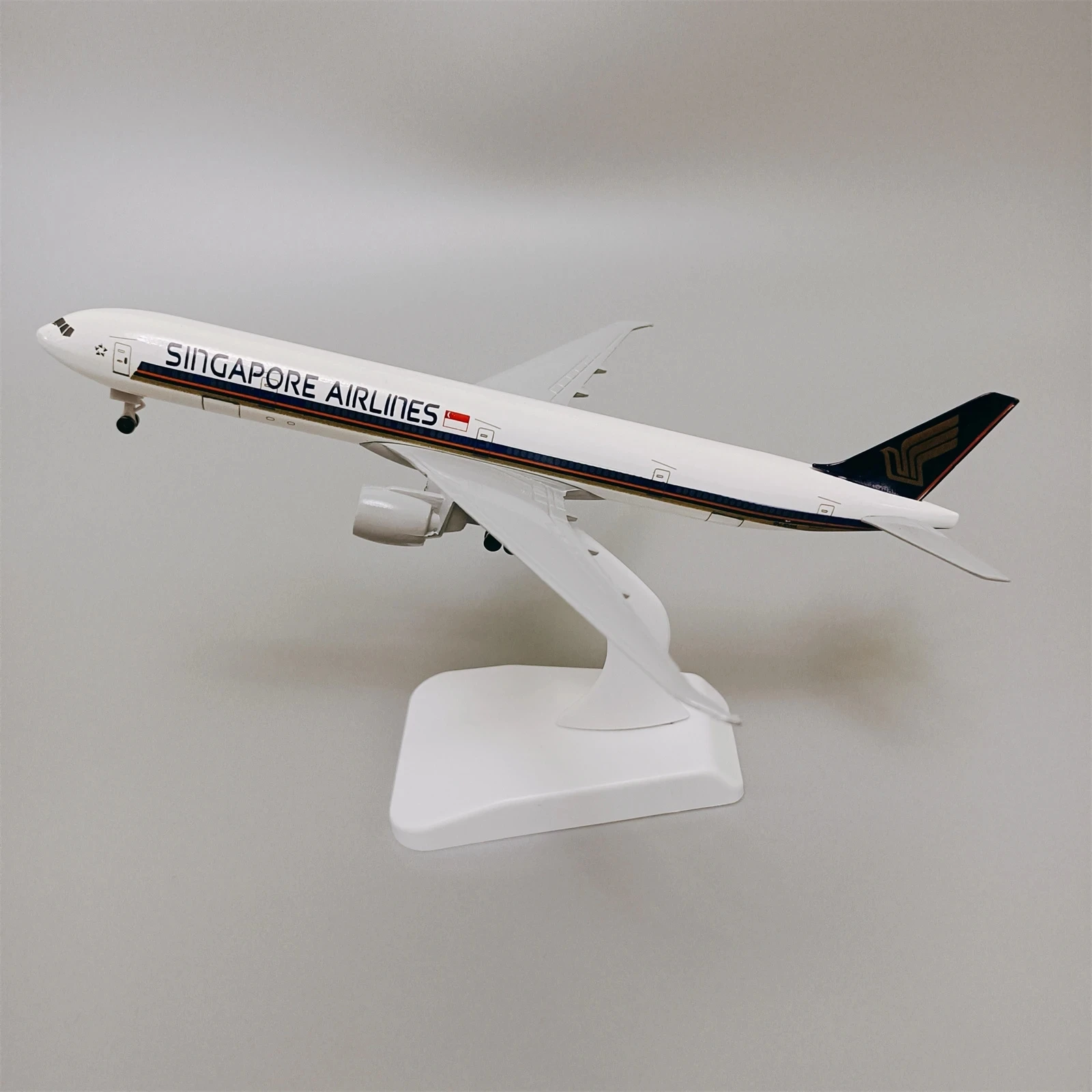 Singapore Airlines B777 Diecast Model 20cm 6 Singapore Airlines B777 Diecast Model 20cm - Image 6
