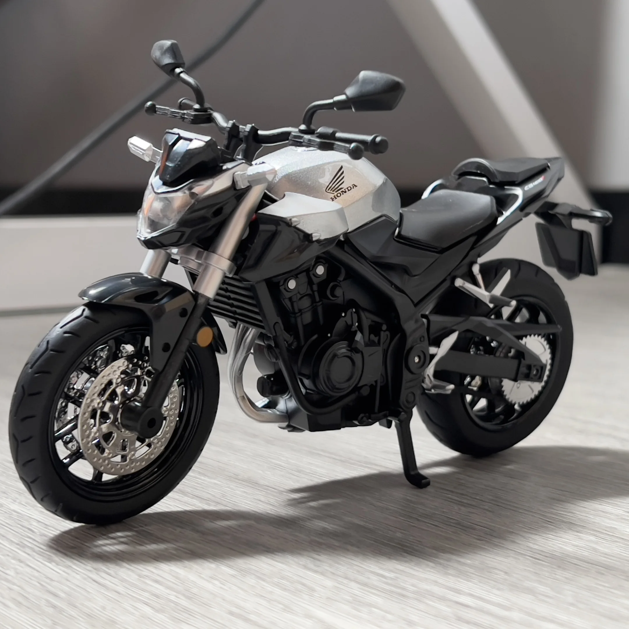 Honda CB400F Miniature Diecast Motorcycle 1:12 Scale 3 Honda CB400F Miniature Diecast Motorcycle 1:12 Scale - Image 3