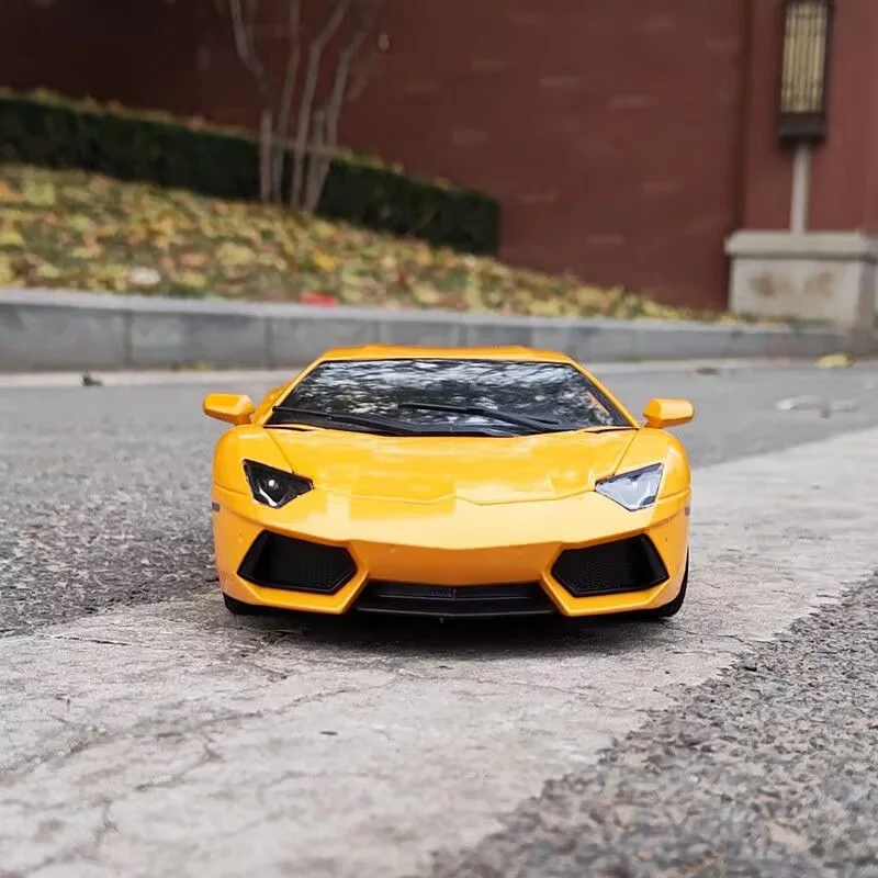 Vibrant Yellow 1:18 Lamborghini Aventador Model 3 Vibrant Yellow 1:18 Lamborghini Aventador Model - Image 3