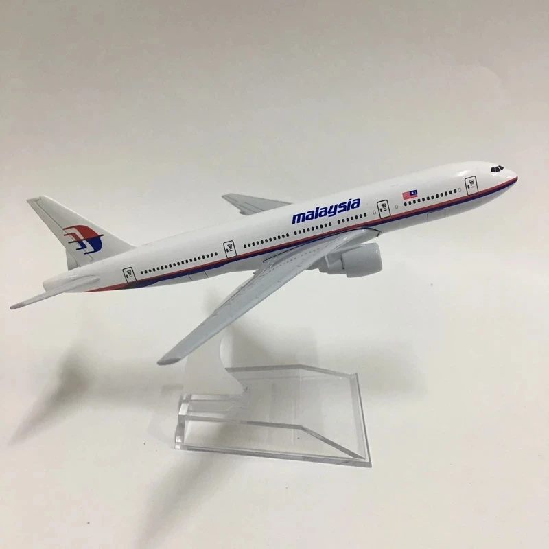 Malaysia Airlines Boeing 777 Model 1/400 Scale 6 Malaysia Airlines Boeing 777 Model 1/400 Scale - Image 6