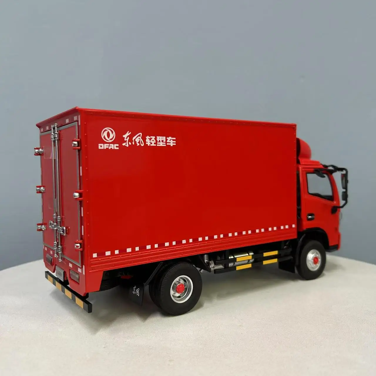 Defective 1:24 Red Dongfeng Dolica Truck Model 2 Defective 1:24 Red Dongfeng Dolica Truck Model - Image 2