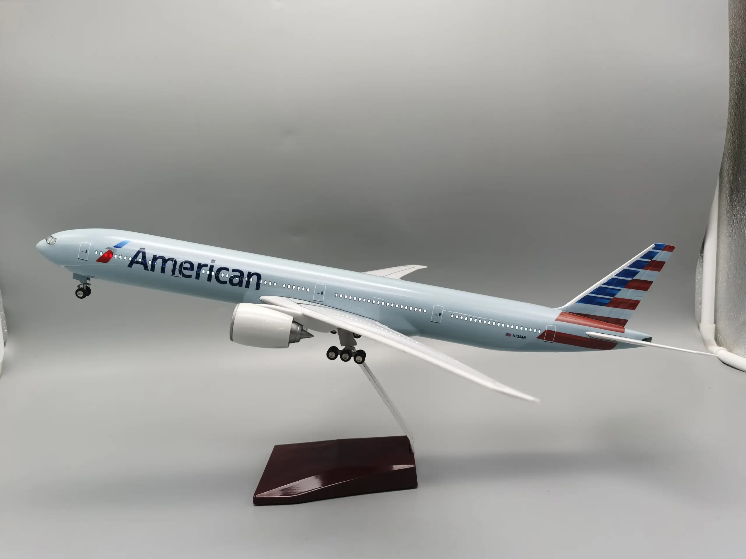 American Airlines B787 1:130 Scale Model 4 American Airlines B787 1:130 Scale Model - Image 4