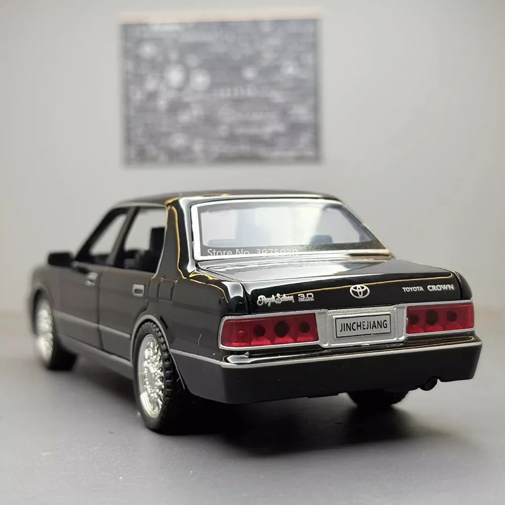 1:32 Alloy Toyota Crown Miniature Model 6 1:32 Alloy Toyota Crown Miniature Model - Image 6