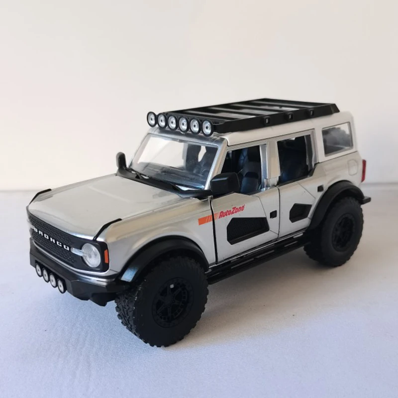 2021 Ford Bronco 1:24 Diecast Model in Silver 2 2021 Ford Bronco 1:24 Diecast Model in Silver - Image 2