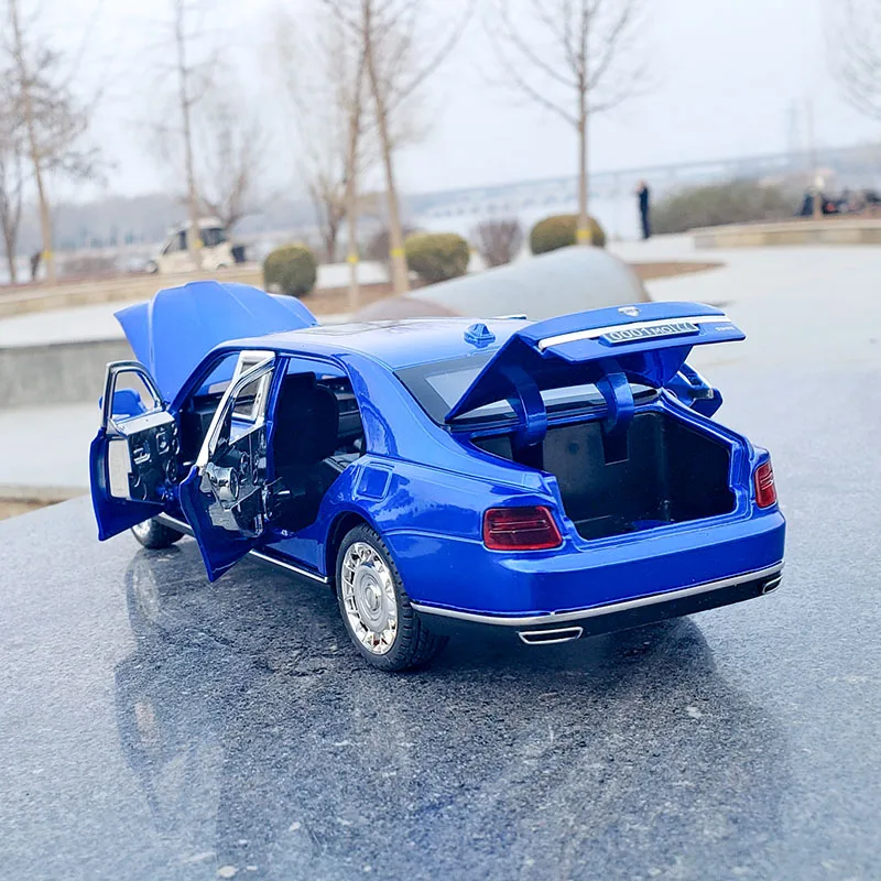 Aurus Senat 1:24 Diecast Model in Glossy Black 3 Aurus Senat 1:24 Diecast Model in Glossy Black - Image 3