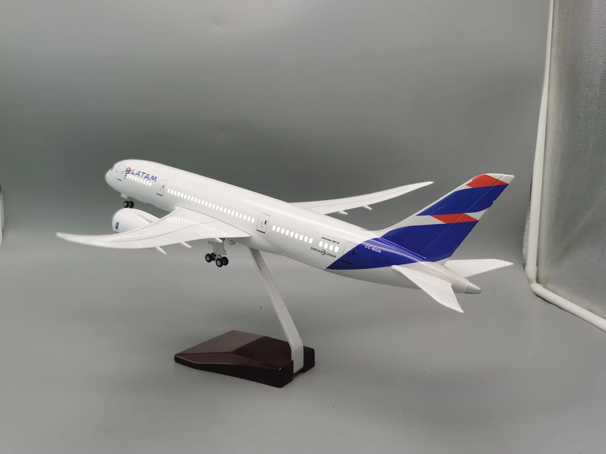 Dreamliner B787 1:150 Scale Diecast Model with LED 5 Dreamliner B787 1:150 Scale Diecast Model with LED - Image 5