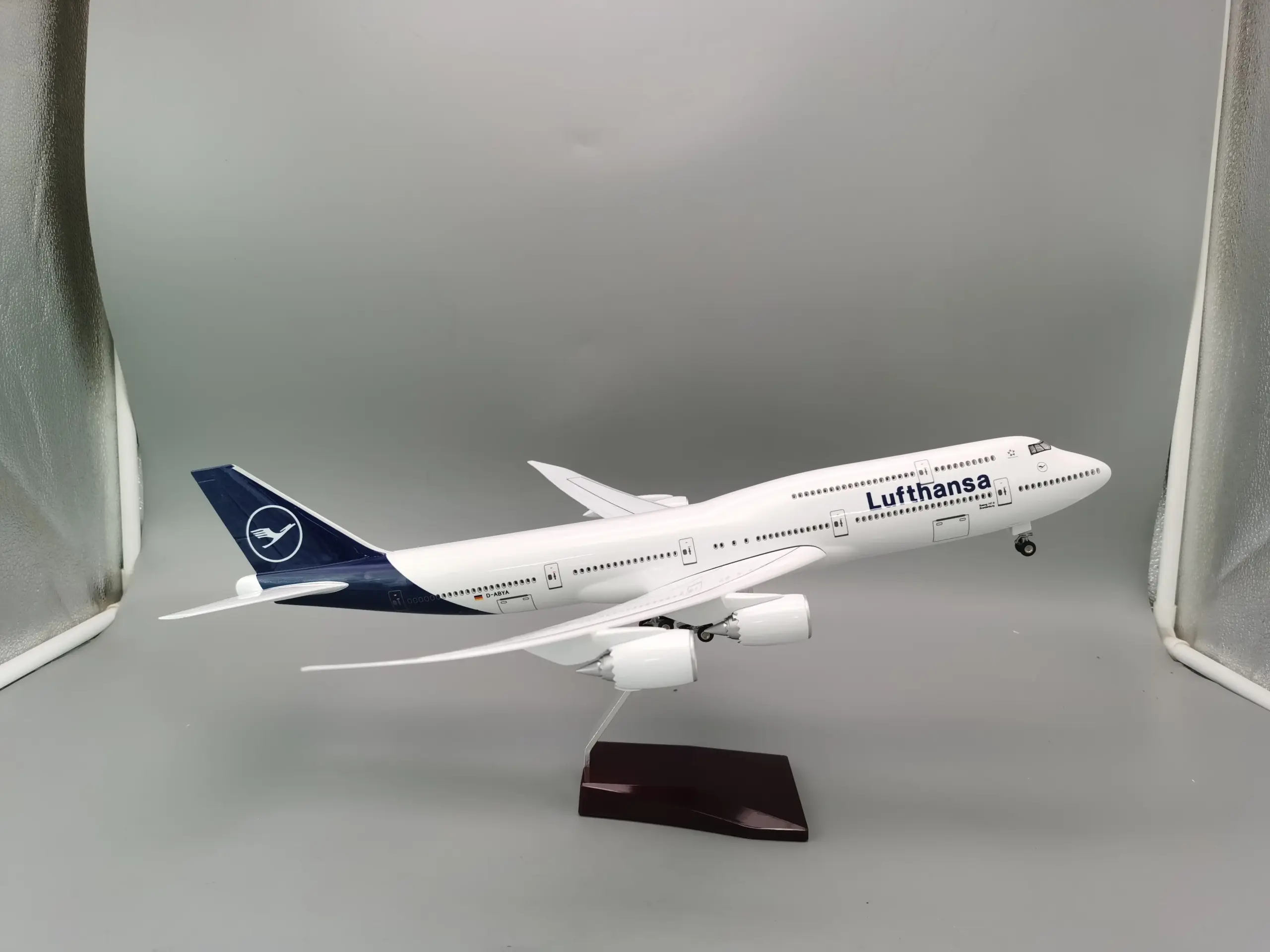 Lufthansa B747 1/150 Scale Aircraft Model 2 Lufthansa B747 1/150 Scale Aircraft Model - Image 2
