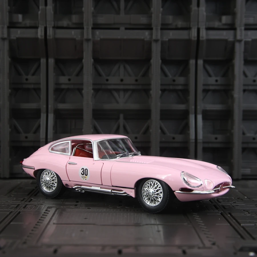 1:24 Jaguar E-Type Diecast Model 2 1:24 Jaguar E-Type Diecast Model - Image 2