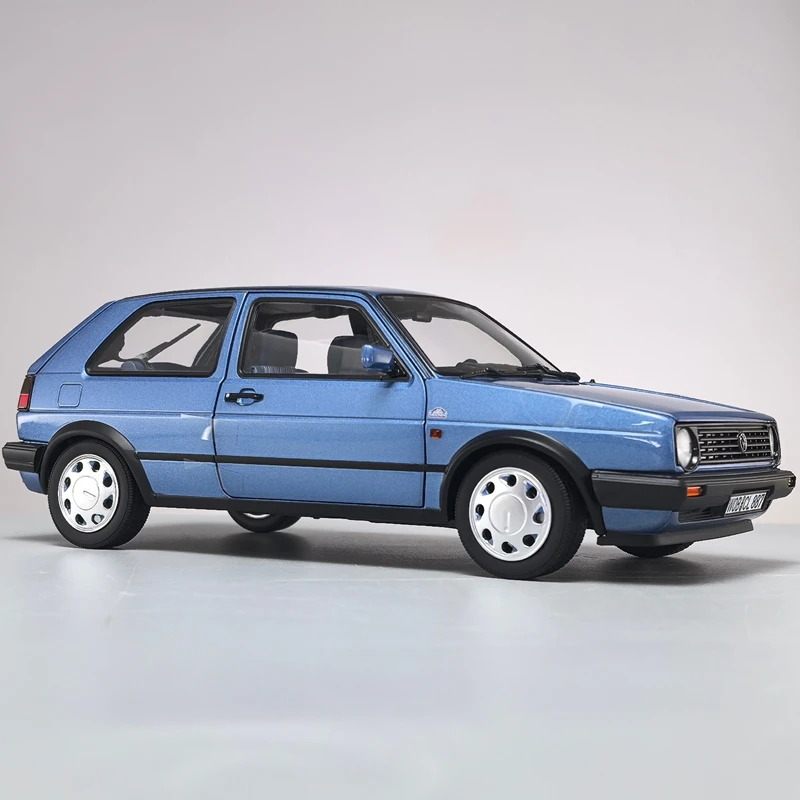 Volkswagen Golf 10Mth Edition Diecast Model 1/18 2 Volkswagen Golf 10Mth Edition Diecast Model 1/18 - Image 2