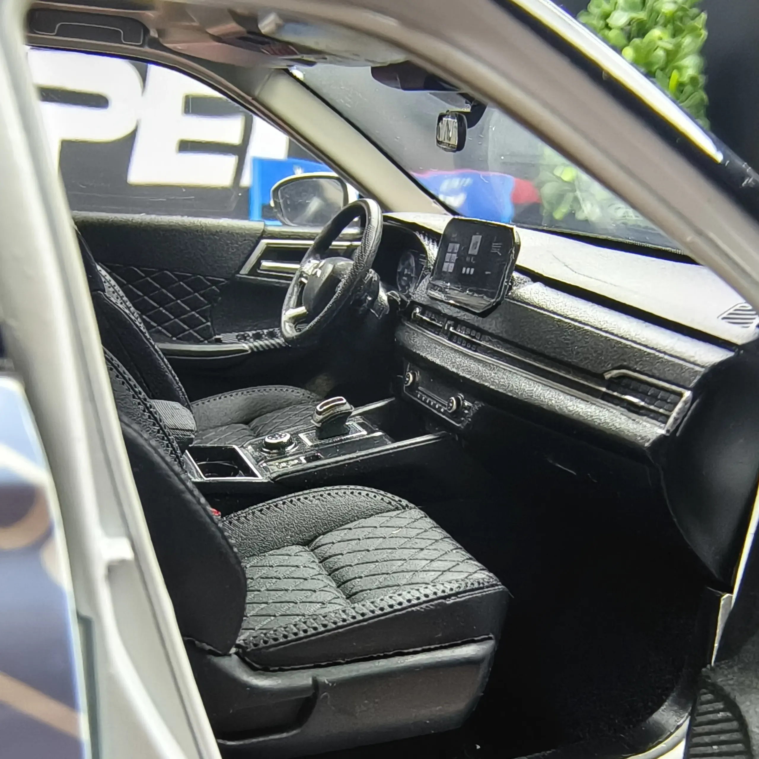 White 1:18 Mitsubishi Outlander Diecast Model 6 White 1:18 Mitsubishi Outlander Diecast Model - Image 6