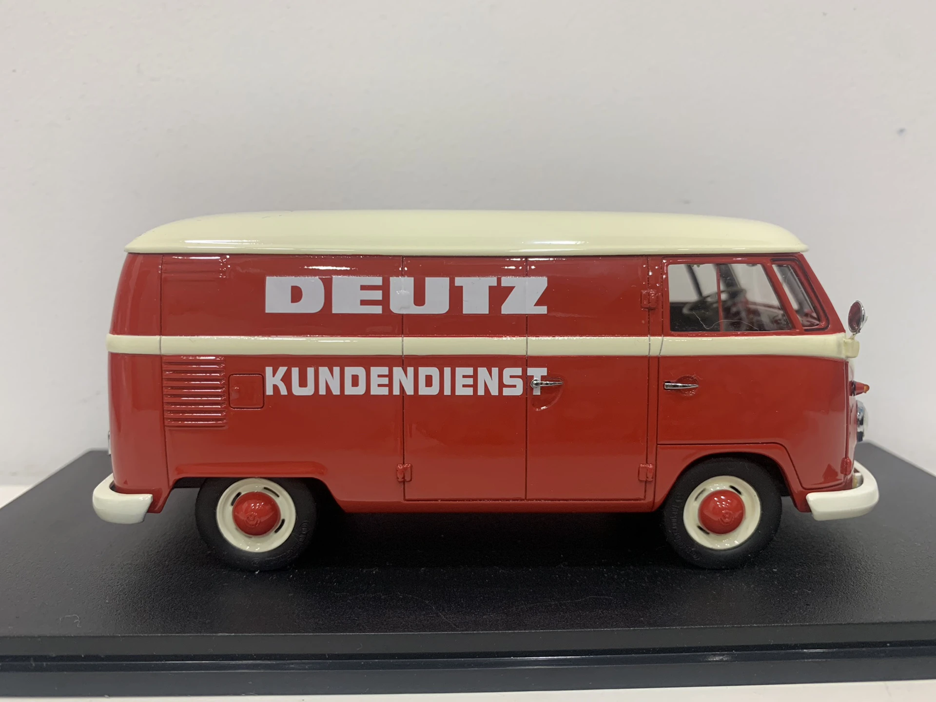 Red Volkswagen T1 Diecast Model 1:32 Scale 5 Red Volkswagen T1 Diecast Model 1:32 Scale - Image 5