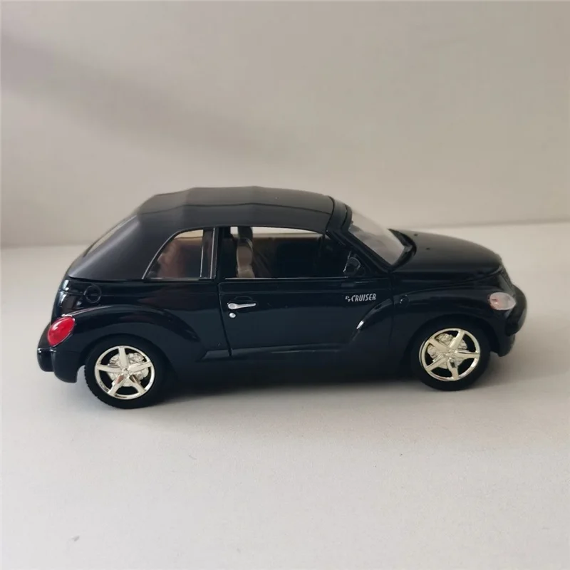 1:24 Scale Chrysler PT Cruiser Diecast Model 4 1:24 Scale Chrysler PT Cruiser Diecast Model - Image 4
