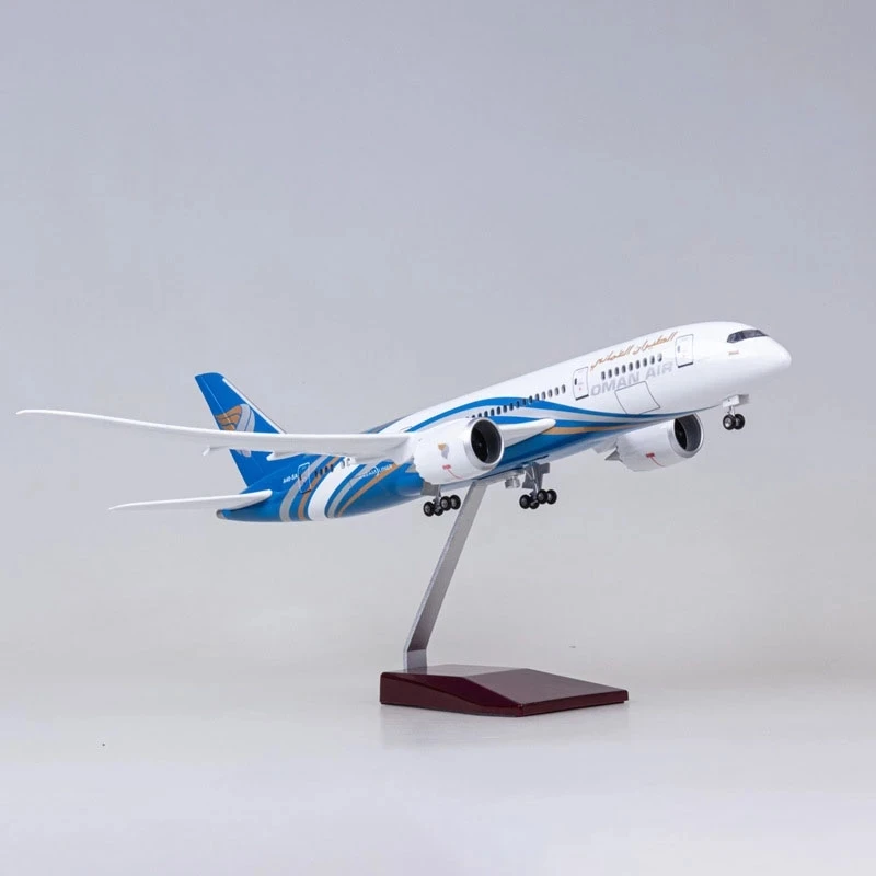 Oman Air Boeing 787 1/130 Scale Model 6 Oman Air Boeing 787 1/130 Scale Model - Image 6