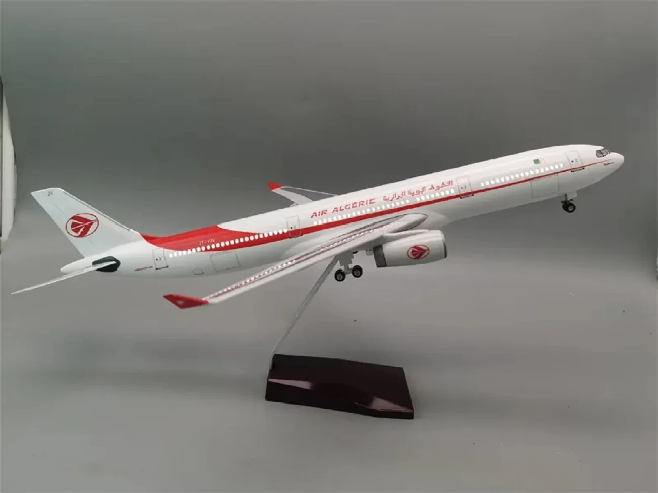 Airbus A330 1:135 Scale Model with LED Light 3 Airbus A330 1:135 Scale Model with LED Light - Image 3