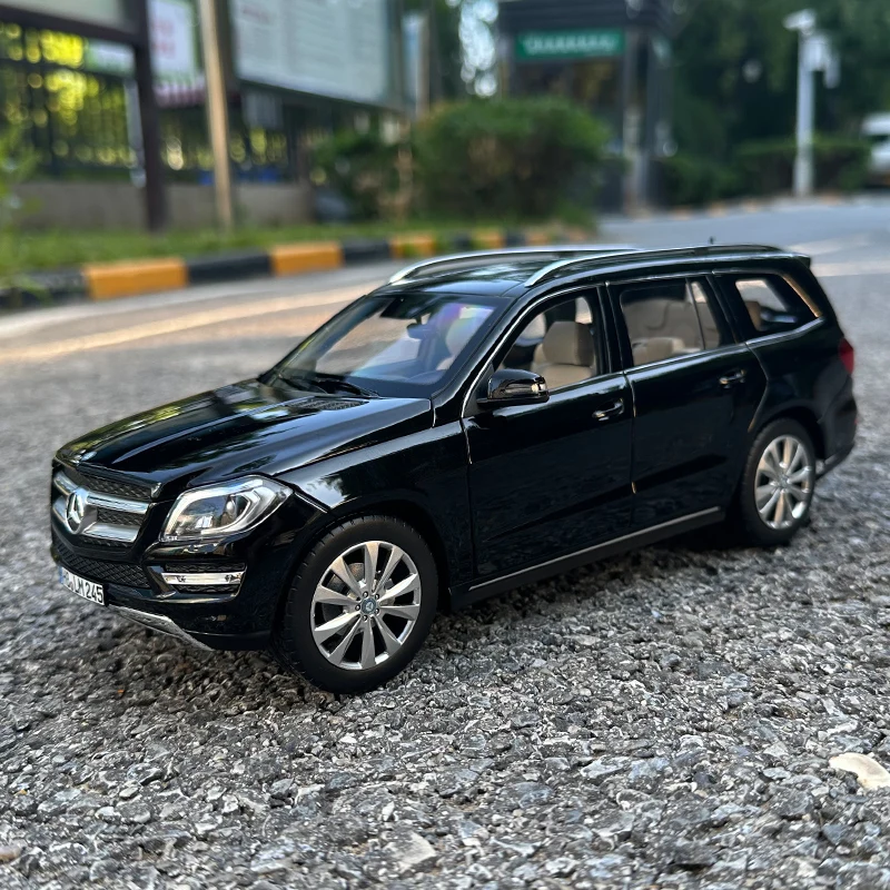 Black Diecast Mercedes-Benz GL500 SUV Model 2 Black Diecast Mercedes-Benz GL500 SUV Model - Image 2