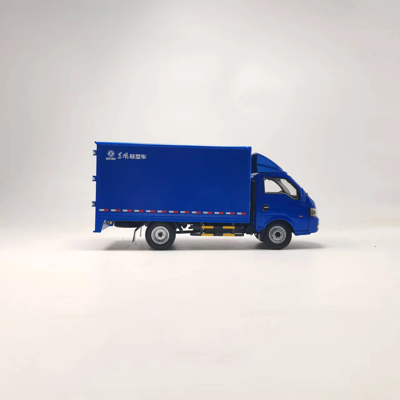 Blue 1:24 Scale Diecast Dongfeng Tuyi Truck Model 4 Blue 1:24 Scale Diecast Dongfeng Tuyi Truck Model - Image 4