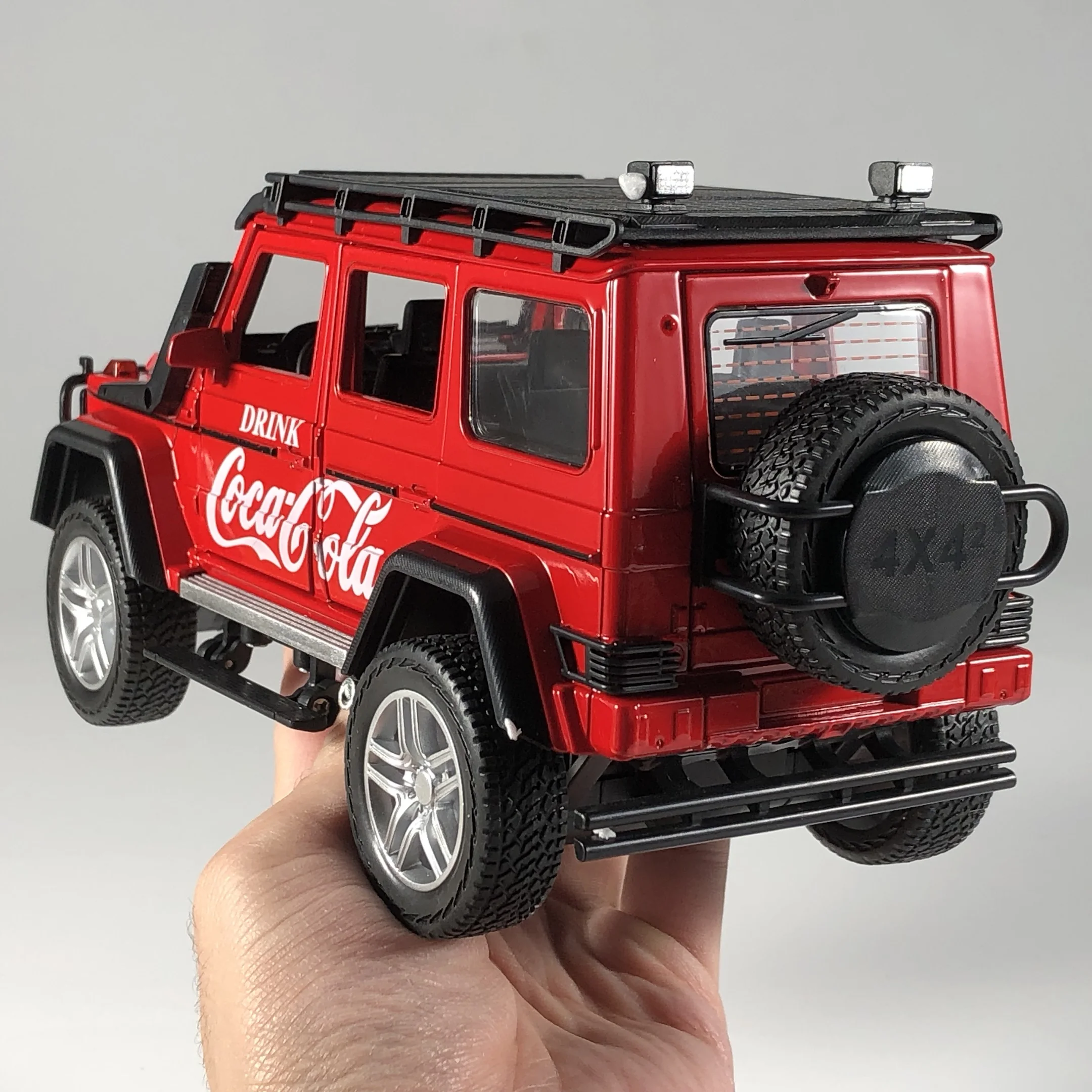 Mercedes-Benz G550 Coca-Cola 1:24 Diecast Model 6 Mercedes-Benz G550 Coca-Cola 1:24 Diecast Model - Image 6
