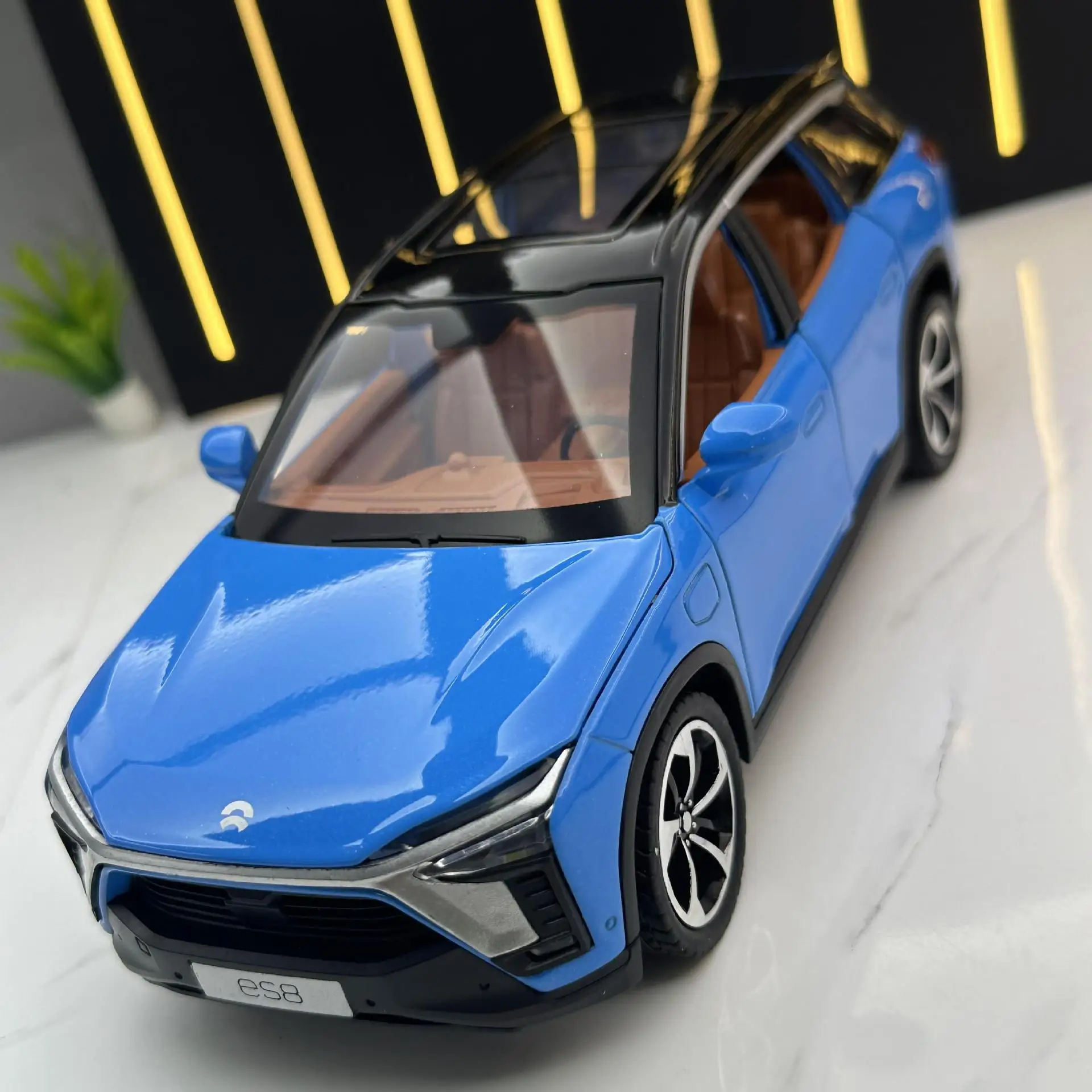 Blue NIO ES8 1:24 Diecast Model 2 Blue NIO ES8 1:24 Diecast Model - Image 2