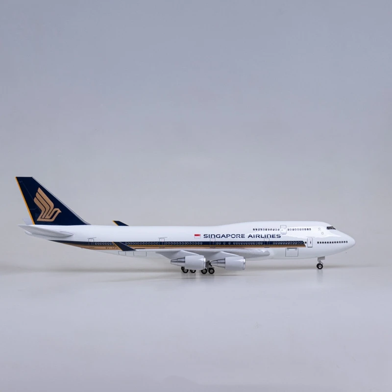 Singapore Airlines Boeing 747 Model 47cm with LED Options 3 Singapore Airlines Boeing 747 Model 47cm with LED Options - Image 3