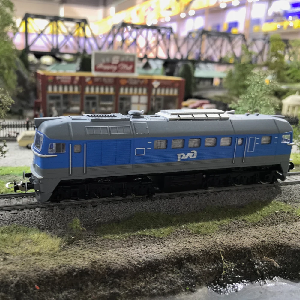 Vibrant Russian M62 HO Scale Diesel Locomotive 3 Vibrant Russian M62 HO Scale Diesel Locomotive - Image 3