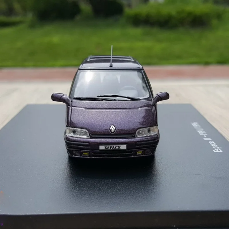 Purple Space-Themed 1:43 Diecast Renault MPV 3 Purple Space-Themed 1:43 Diecast Renault MPV - Image 3