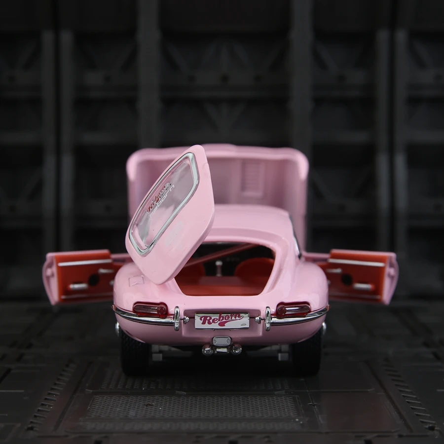 1:24 Jaguar E-Type Diecast Model 3 1:24 Jaguar E-Type Diecast Model - Image 3