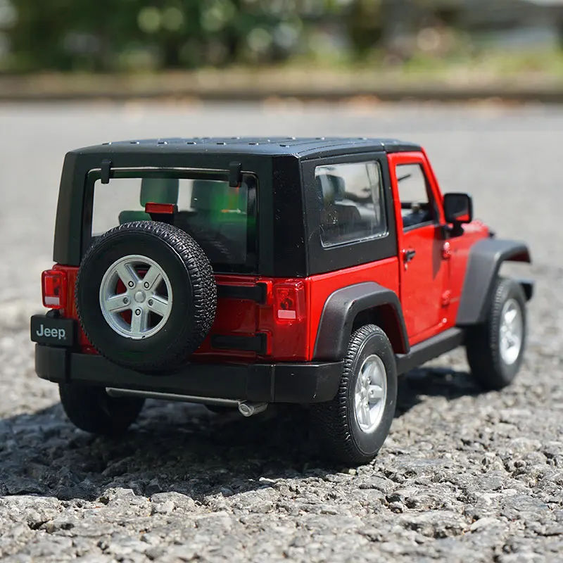 1:24 Scale Jeep Wrangler Rubicon Model by WELLY 4 1:24 Scale Jeep Wrangler Rubicon Model by WELLY - Image 4