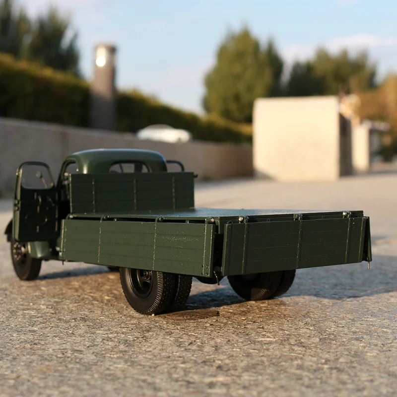 Vintage Green Jiefang CA10 Truck Model 1:24 Scale 4 Vintage Green Jiefang CA10 Truck Model 1:24 Scale - Image 4