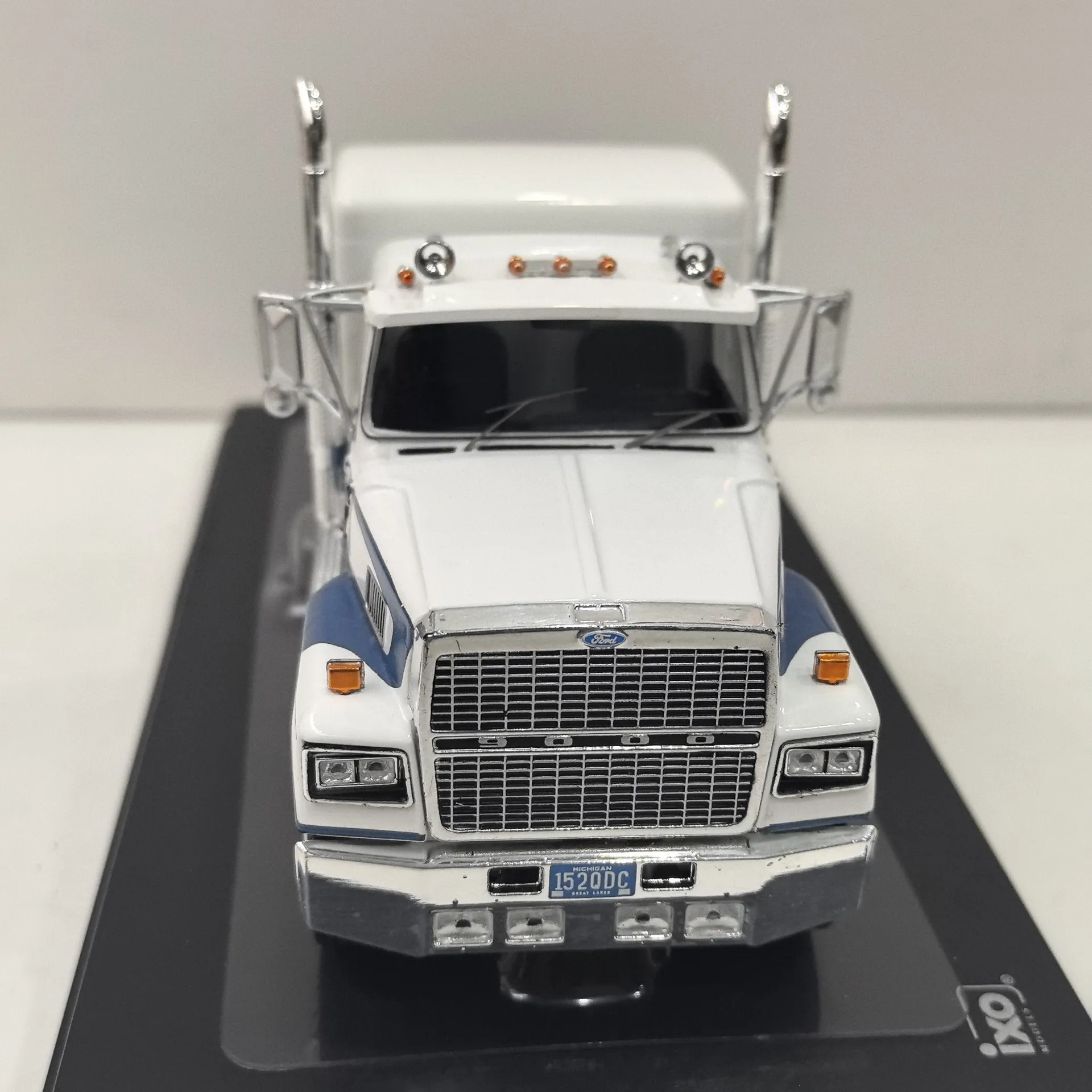 Vintage White Ford LTL-9000 Diecast Model 1:43 Scale 4 Vintage White Ford LTL-9000 Diecast Model 1:43 Scale - Image 4
