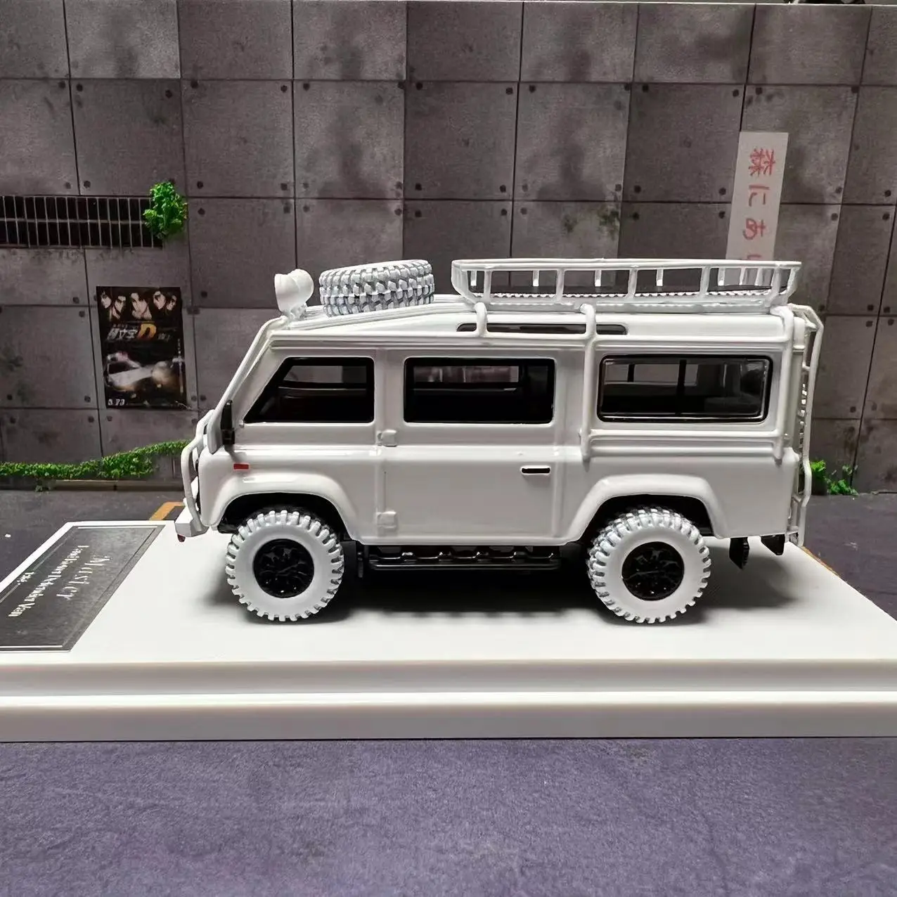 1/64 Scale Defender Van Diecast Model 3 1/64 Scale Defender Van Diecast Model - Image 3