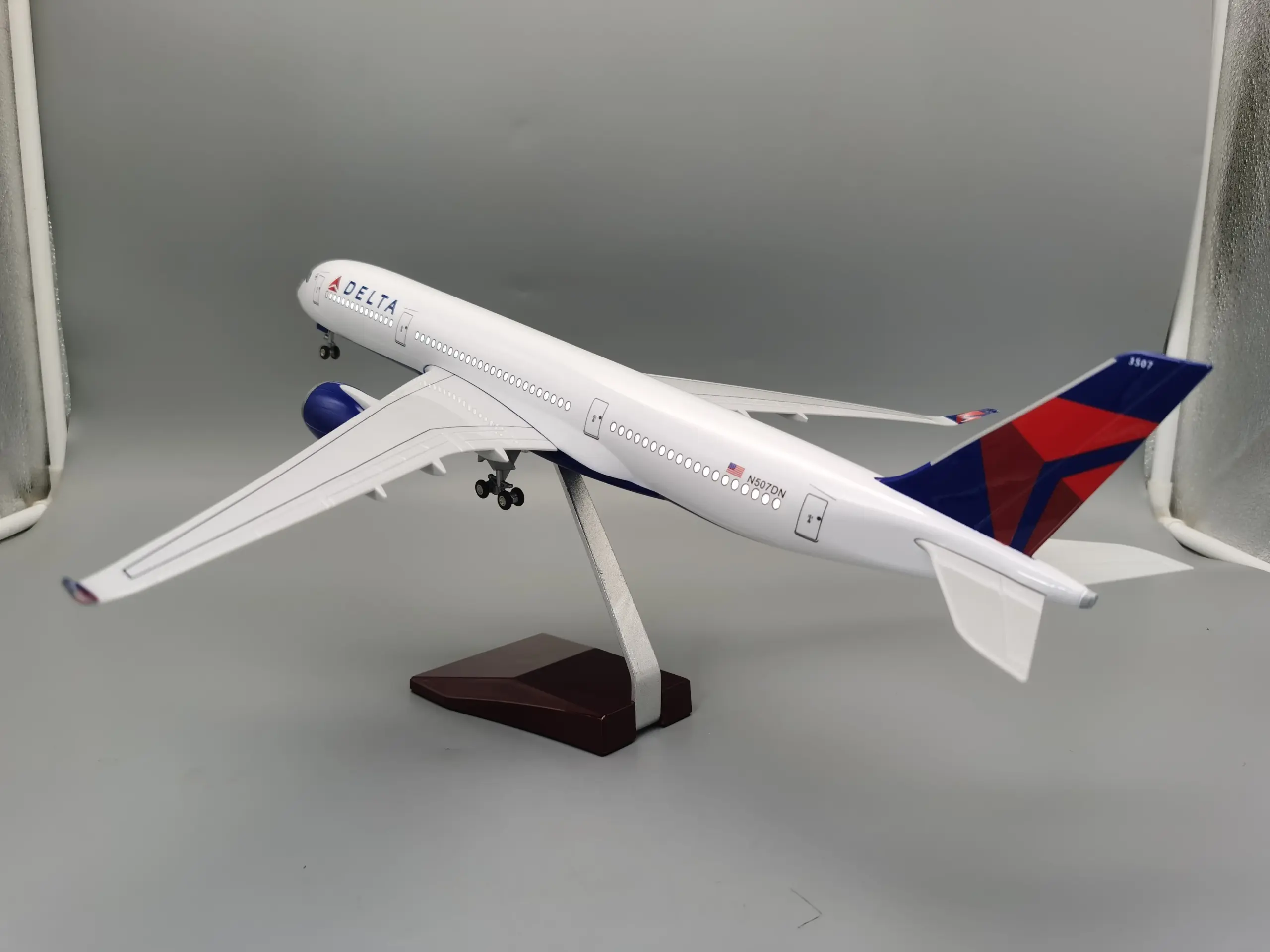 Delta Airlines Airbus A350 Diecast Model 47cm 1:142 5 Delta Airlines Airbus A350 Diecast Model 47cm 1:142 - Image 5